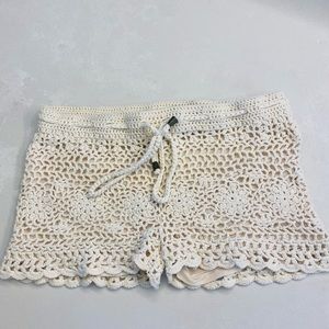 Adorable Forever 21 Cream Crochet Lined shorts Size Small